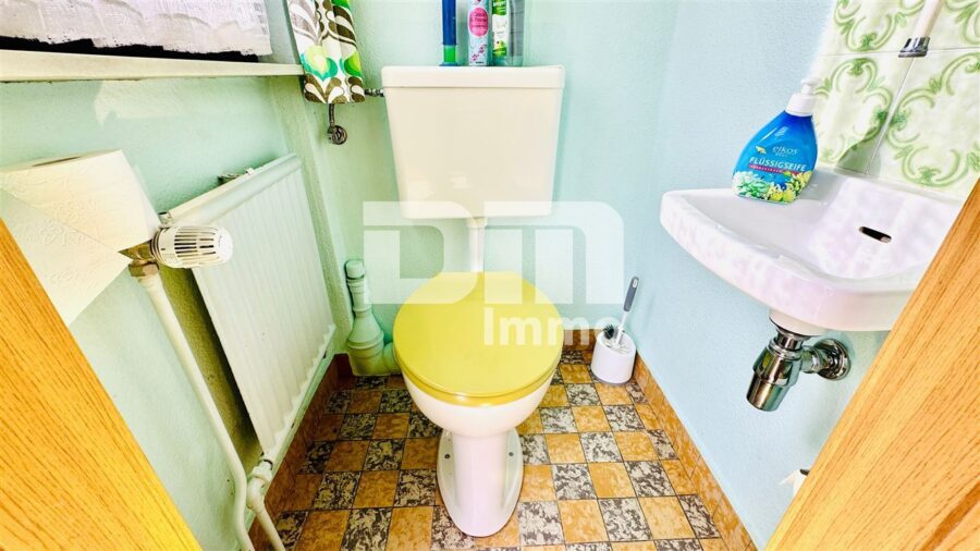 Solide Doppelhaushälfte mit viel Potenzial, Wintergarten und schönem Garten in beliebter Lage - EG Gäste WC